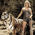 Кръвожаден тигър полегна в нозете на Сиена Милър