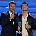 Набеден за бисексуален спечели осмия сезон на American Idol (Видео)