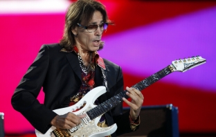 Steve Vai свири три часа в НДК