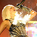 Lady GaGa остана без сутиен, бюстът й впечатли с фойерверки (Видео)