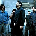 Басистът на Deftones рецитира авторска поезия