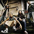 Korn правят чартърен презокеански полет с 40 свои фена от Европа