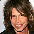 Стивън Тайлър от Aerosmith в болница след инцидент на концерт