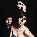 Рокгрупата Yeah Yeah Yeahs превръща феновете си в дизайнери