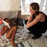 Анджелина Джоли посети ранени деца в Хаити (Видео)