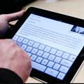 Apple пуснаха в продажба iPad. Стотици нощуваха пред магазините