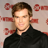 Dexter на екран след битка с рака, носи перука за 10 хиляди Dexter на екран след битка с рака, носи перука за 10 хиляди