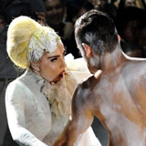 Lady GaGa заряза моделите, обгражда се с... трупове на сцената