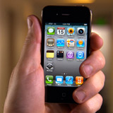 Скандалът с Apple - iPhone 4 работи само с лепенка!