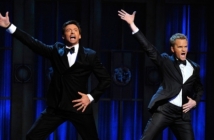 Хю Джакмън в дует с Нийл Патрик Харис на Tony Awards 2011