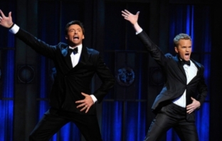 Хю Джакмън в дует с Нийл Патрик Харис на Tony Awards 2011