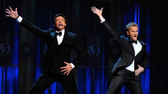 Хю Джакмън в дует с Нийл Патрик Харис на Tony Awards 2011