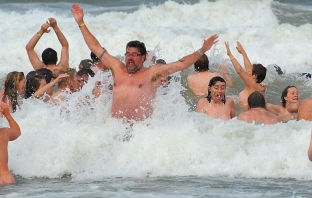 Световен рекорд по голо къпане от нудисти
