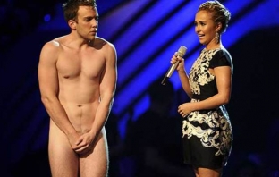 Гол мъж изненада Хайдън Панетиер на сцената на 2011 MTV EMAs (18+)