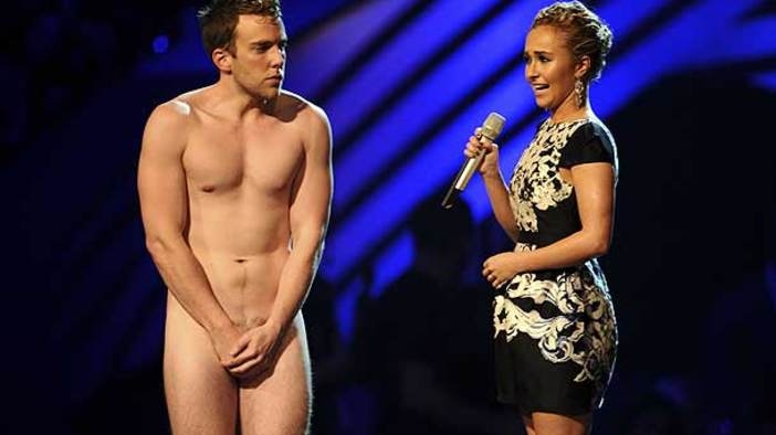 Гол мъж изненада Хайдън Панетиер на сцената на 2011 MTV EMAs (18+)