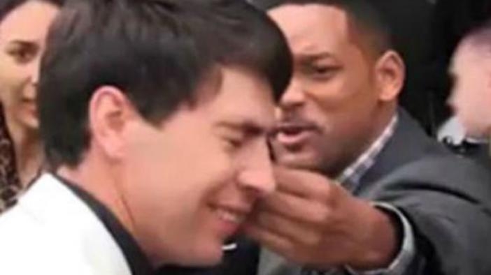 Уил Смит удари репортер, който се опита да го целуне