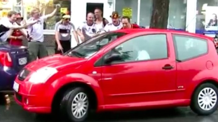 Жена-шофьор паркира пред ентусиазирани немски футболни фенове 