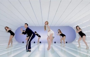Psy преподава своя Gangnam Style на Бритни Спиърс 