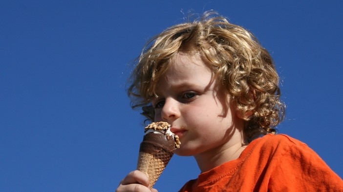 Деца опитват сладолед за първи път