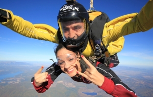 Мис България 2012 полетя от 3500 м в Деня на парашутиста