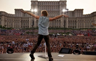 Джон Бон Джоуви поздравява феновете на Bon Jovi в България Джон Бон Джоуви поздравява феновете на Bon Jovi в България