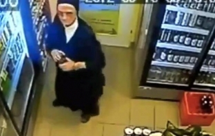 Монахиня хваната да краде бира