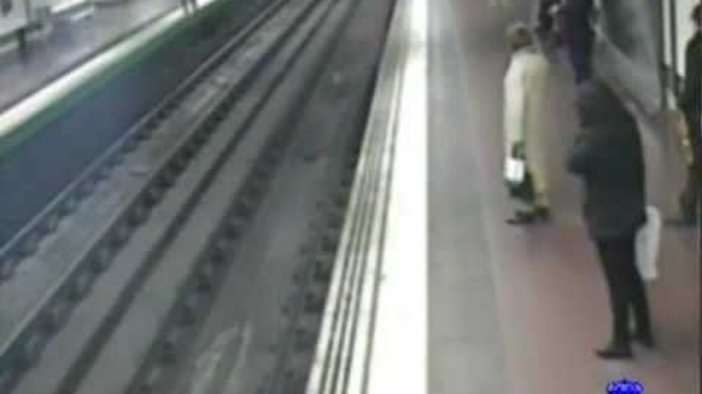 Герой спасява паднал човек в метрото