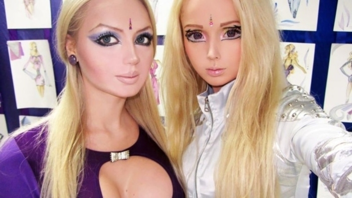 "Живата кукла Барби" Валерия Лукянова и духовната й сестра Доминика