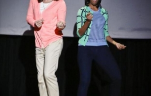Мишел Обама и Джими Фалън в Evolution of Mom Dancing