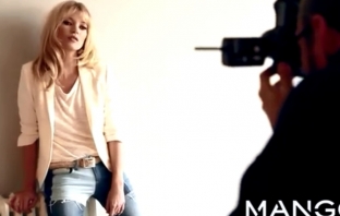 Кейт Мос позира пред Тери Ричардсън за Mango Campaign 2012 г (behind-the-scene)