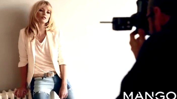 Кейт Мос позира пред Тери Ричардсън за Mango Campaign 2012 г (behind-the-scene)