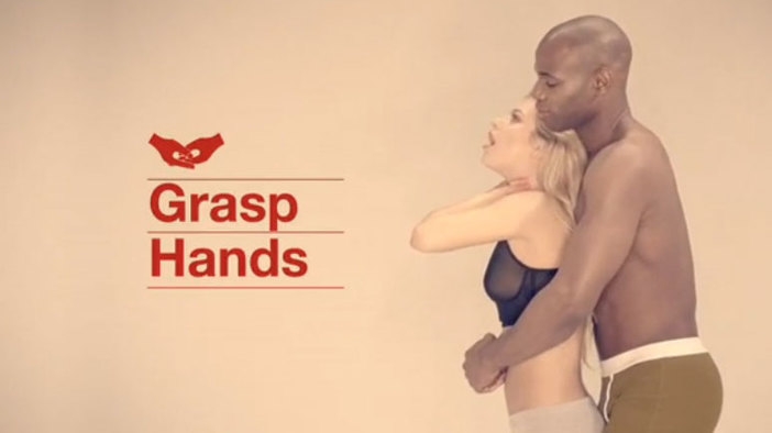 Супер секси реклама на бельо с демонстрация на животоспасяваща процедура