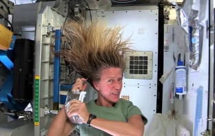 Как да изкъпеш косата си на Международната космическа станция