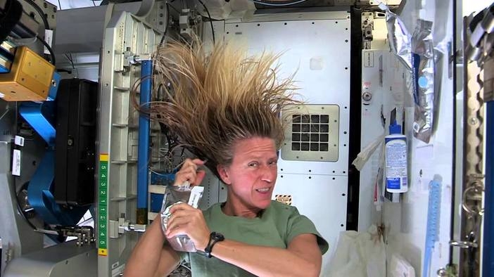 Как да изкъпеш косата си на Международната космическа станция