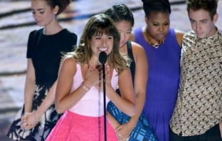 Звездата от Glee Леа Мишел с емоционална реч в памет на Кори Монтейт на Teen Choice Awards 2013