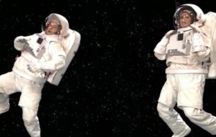 Gravity SNL Government Shutdown Edition - пародия на sci-fi филма с Джордж Клуни и Сандра Бълок