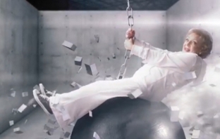 Бети Уайт е Майли Сайръс от Wrecking Ball в промо видео на Off Their Rockers Бети Уайт е Майли Сайръс от Wrecking Ball в промо видео на Off Their Rockers