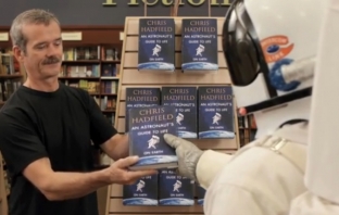 An Astronaut's Guide to Life on Earth - вирално промо видео на първата книга на Крис Хадфийлд