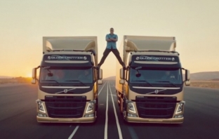 Уникално! Жан-Клод Ван Дам в невероятна каскада върху камиони!