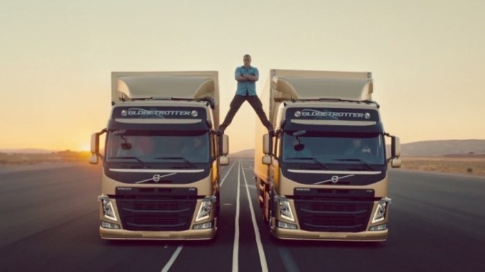 Уникално! Жан-Клод Ван Дам в невероятна каскада върху камиони!