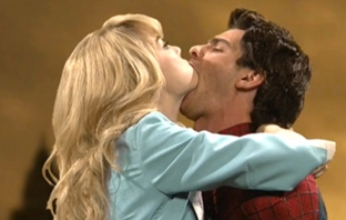 Ема Стоун и Андрю Гарфийлд с най-горещата целувка в Saturday Night Live