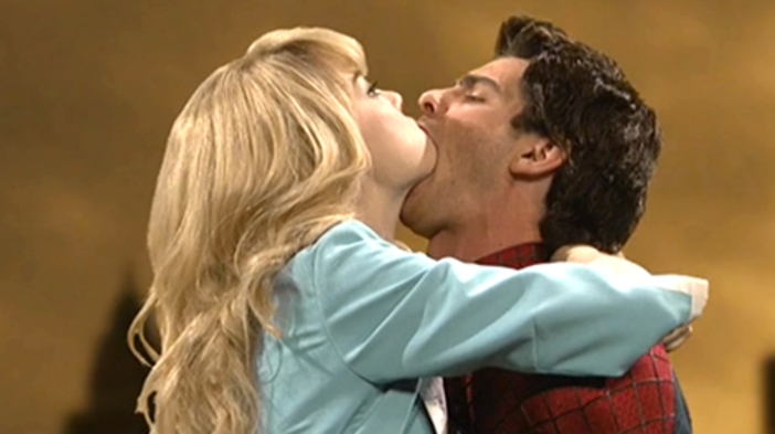 Ема Стоун и Андрю Гарфийлд с най-горещата целувка в Saturday Night Live