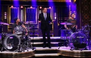 Will Ferrell vs Chad Smith - битка на барабаните в The Tonight Show Will Ferrell vs Chad Smith - битка на барабаните в The Tonight Show