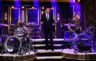 Will Ferrell vs Chad Smith - битка на барабаните в The Tonight Show