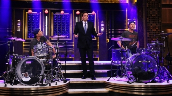 Will Ferrell vs Chad Smith - битка на барабаните в The Tonight Show