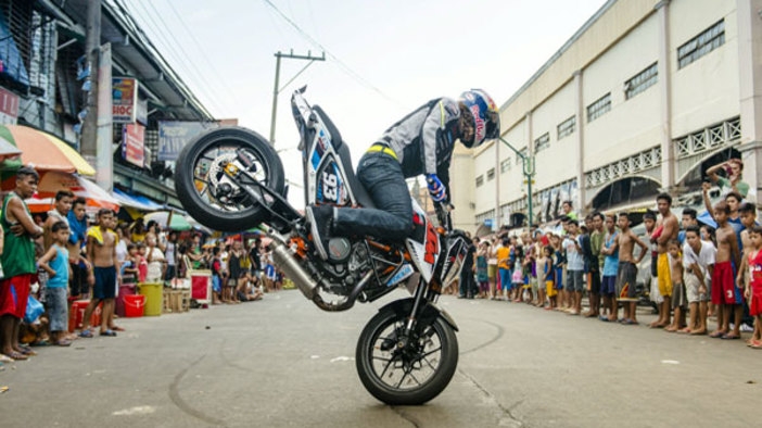 Улични каскади с Аарън Колтън в мотоциклетния рай на Филипините
