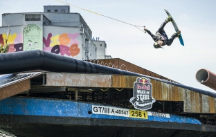 Най-добрите уейкбордисти се събират на откаченото състезание Red Bull Wake of Steel