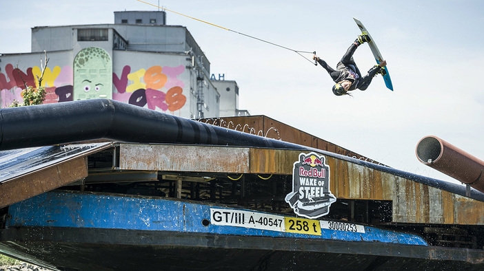 Най-добрите уейкбордисти се събират на откаченото състезание Red Bull Wake of Steel