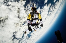 Уникален скок с парашут от 10 000 метра височина над мразовитите Алпи