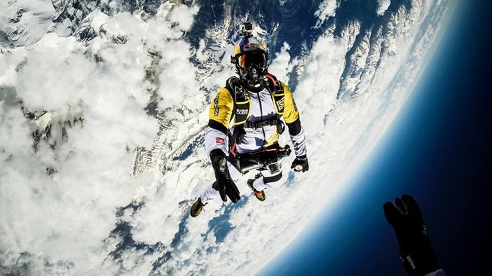 Уникален скок с парашут от 10 000 метра височина над мразовитите Алпи